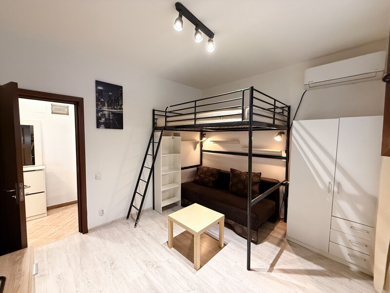 Piata Trapezului sector 3 Garsoniera demisol inalt strada Burnitei